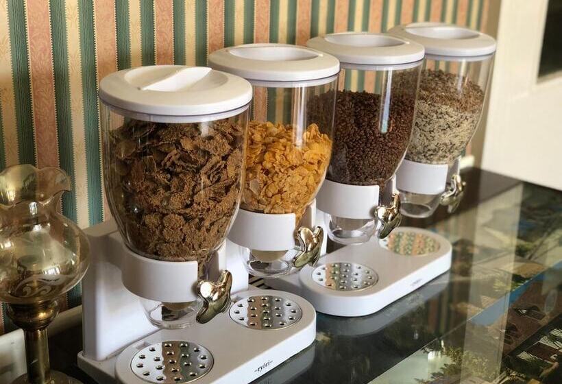 Отель Chad Hill