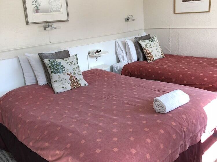 Отель Chad Hill