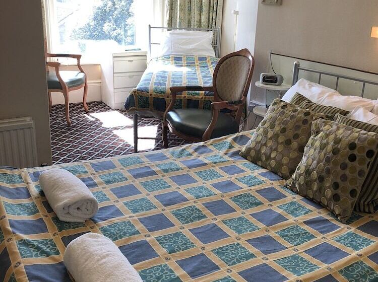 Отель Chad Hill