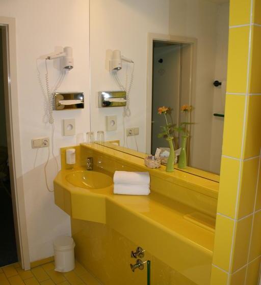 هتل Land & Gasthof Forsthaus