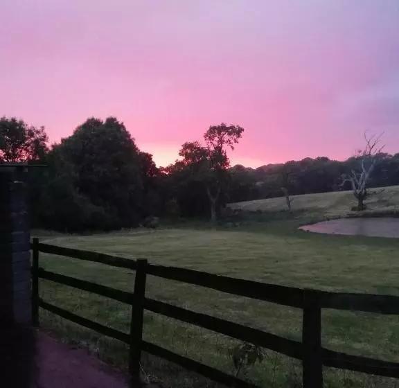 تختخواب و صبحانه Rectory Farm