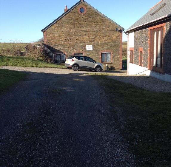 צימר Tregatherall Lodge