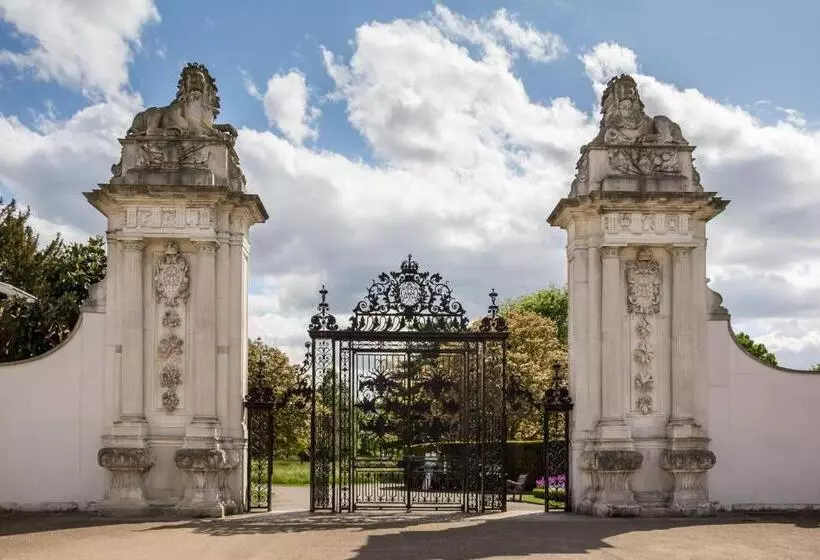 هتل The Lion Gate Mews
