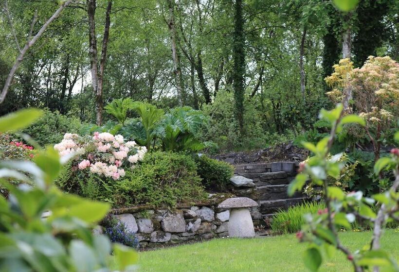 تختخواب و صبحانه Five Oaks