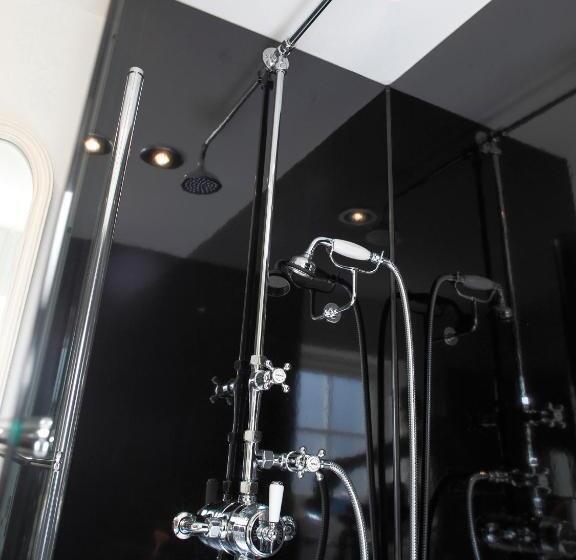 تختخواب و صبحانه The Broad Leys