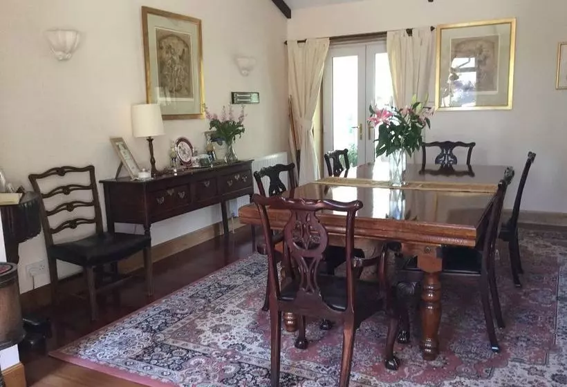 تختخواب و صبحانه The Dormie House