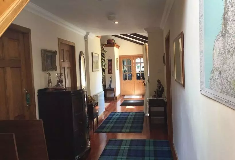 تختخواب و صبحانه The Dormie House