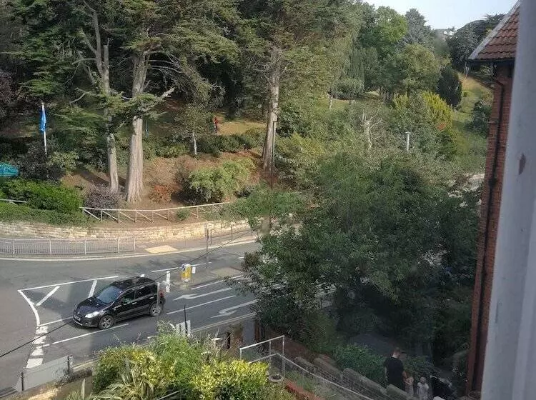 تختخواب و صبحانه The Grove