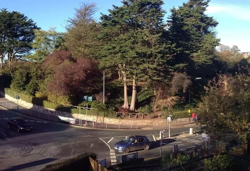 تختخواب و صبحانه The Grove