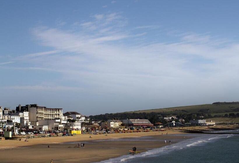 Sandringham Hotel   Seafront, Sandown   Free Car Ferry