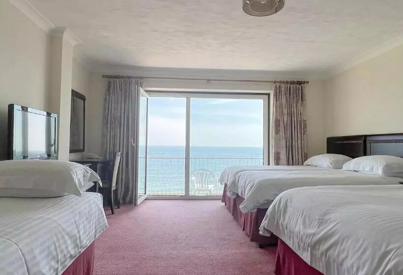 Sandringham Hotel   Seafront, Sandown   Free Car Ferry