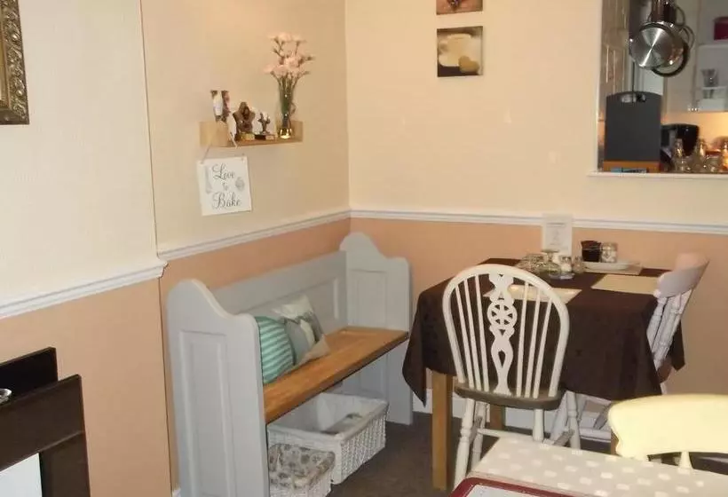 تختخواب و صبحانه Kirkcroft Guest House