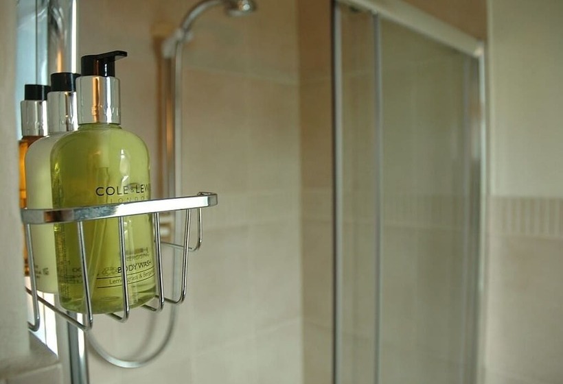 민박 Newcourt Barton