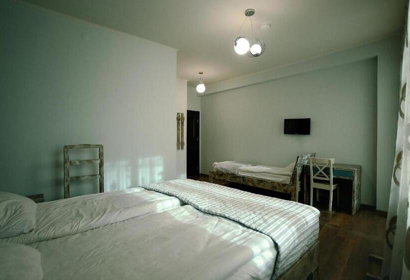 هتل Kutaisi Globus