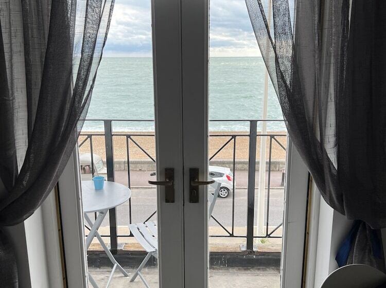 בית מלון כפרי The Sandgate