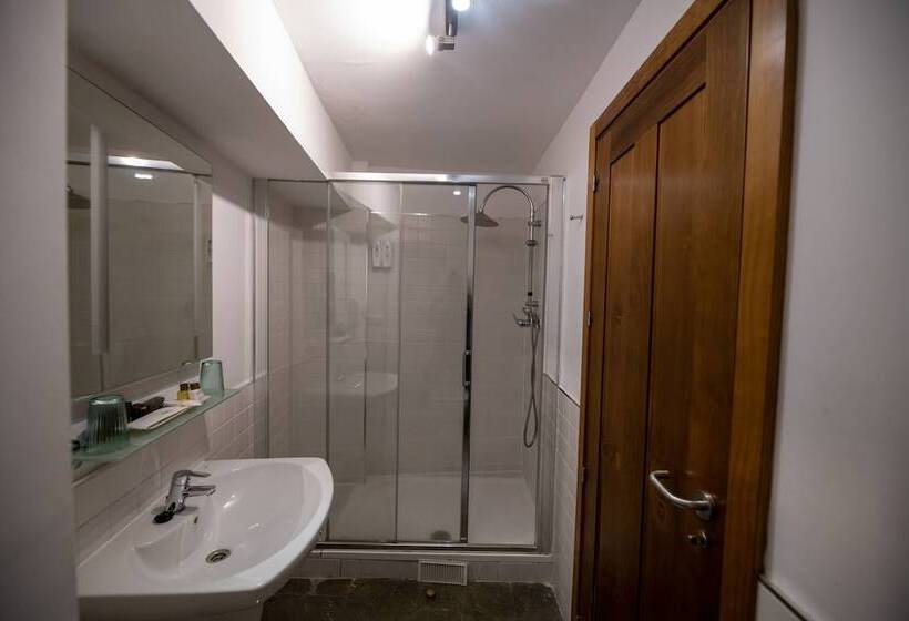 هاستل Mercader De Sedas