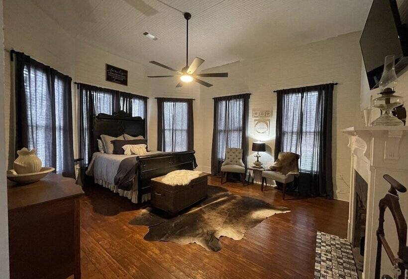 Adelines Bed And Breakfast