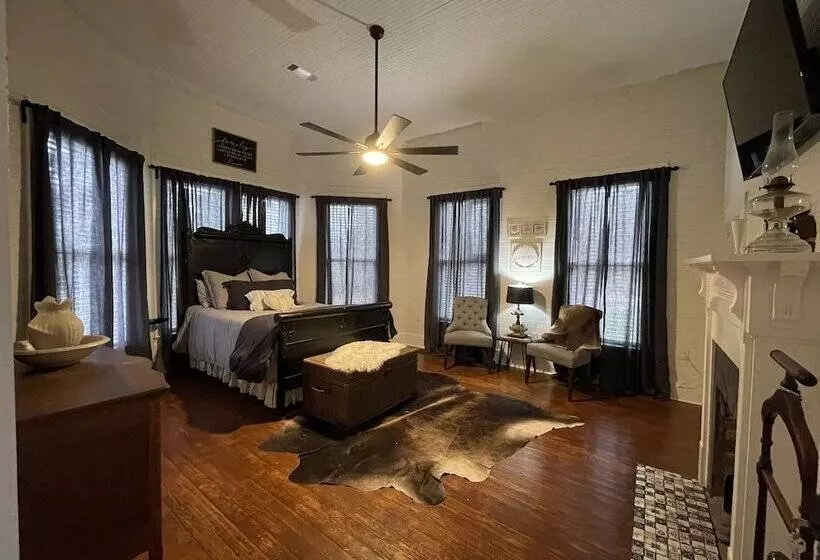 Adelines Bed And Breakfast