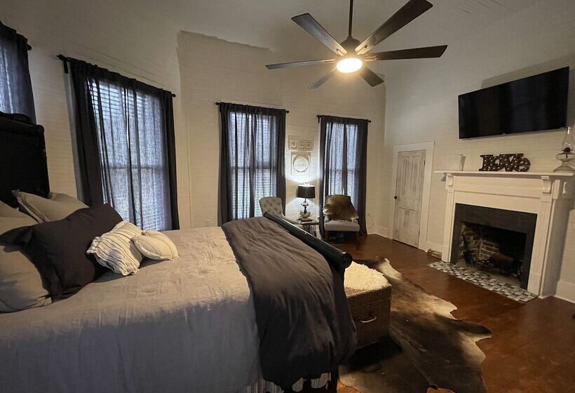 Adelines Bed And Breakfast