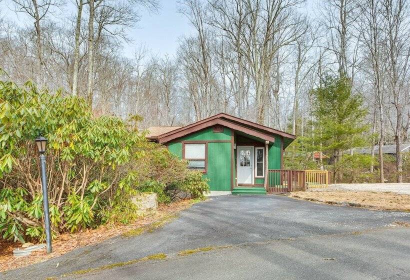 Dog Friendly Newland Cabin W/ Deck + Lake Access!