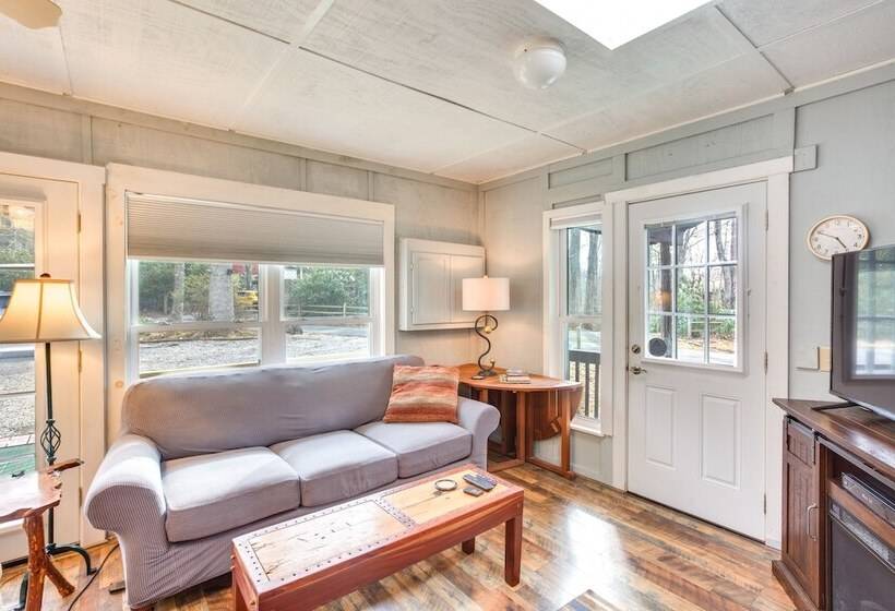 Dog Friendly Newland Cabin W/ Deck + Lake Access!