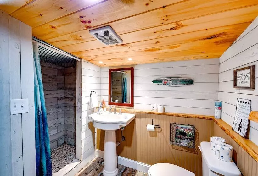 Lovely Maine Cabin W/ Deck, Gas Grill & Fire Pit!