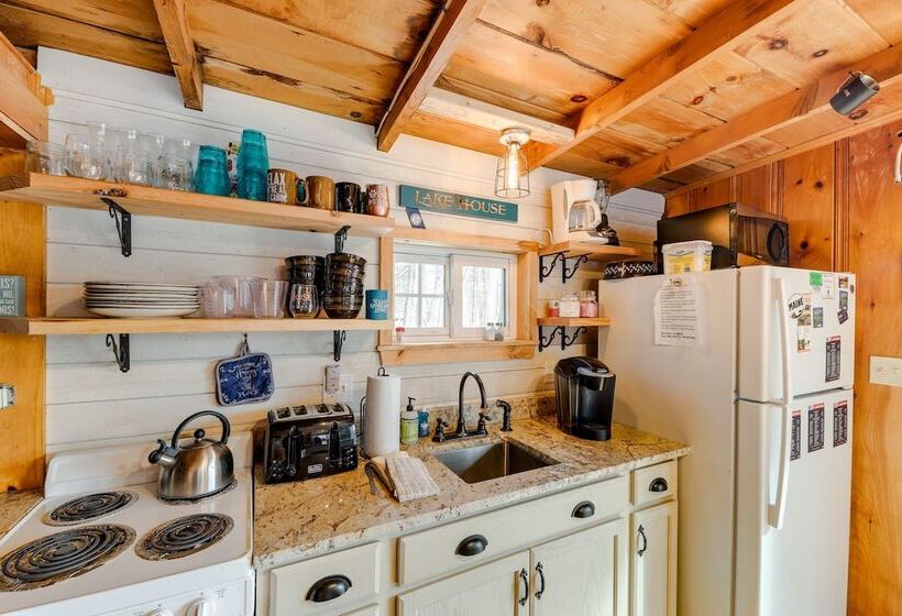 Lovely Maine Cabin W/ Deck, Gas Grill & Fire Pit!