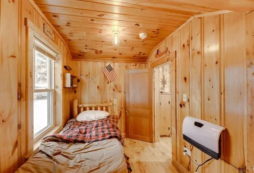 Lovely Maine Cabin W/ Deck, Gas Grill & Fire Pit!