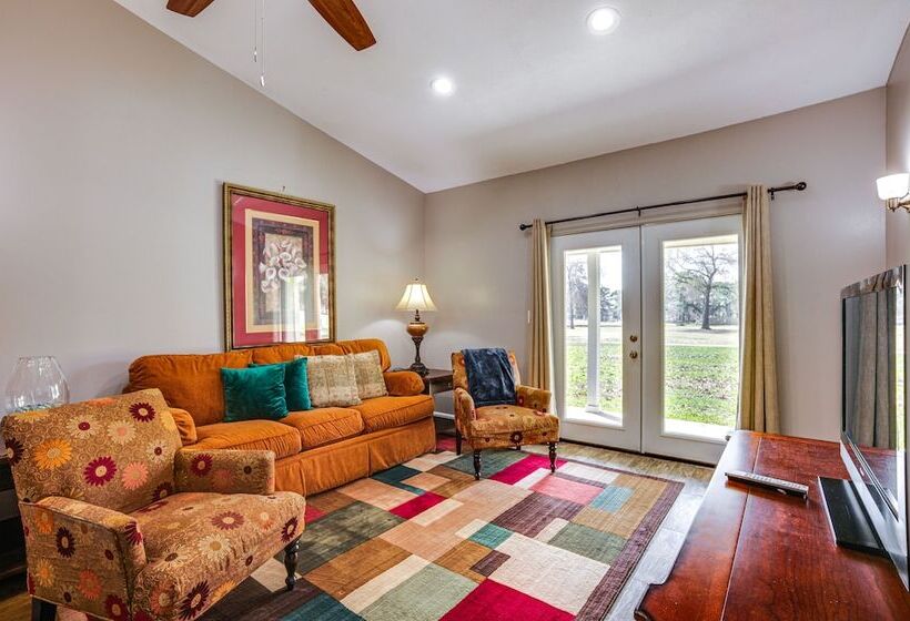 Quaint Montgomery Home < Half Mi To Lake Conroe!