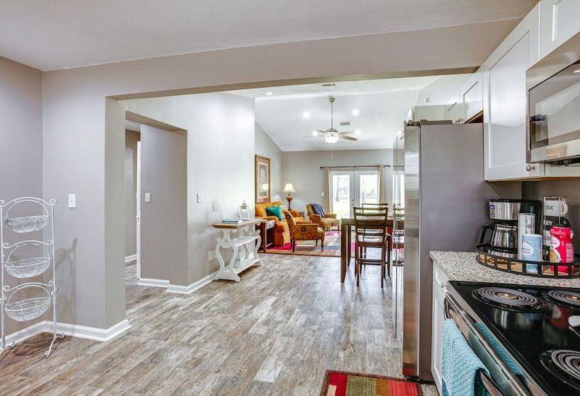 Quaint Montgomery Home < Half Mi To Lake Conroe!