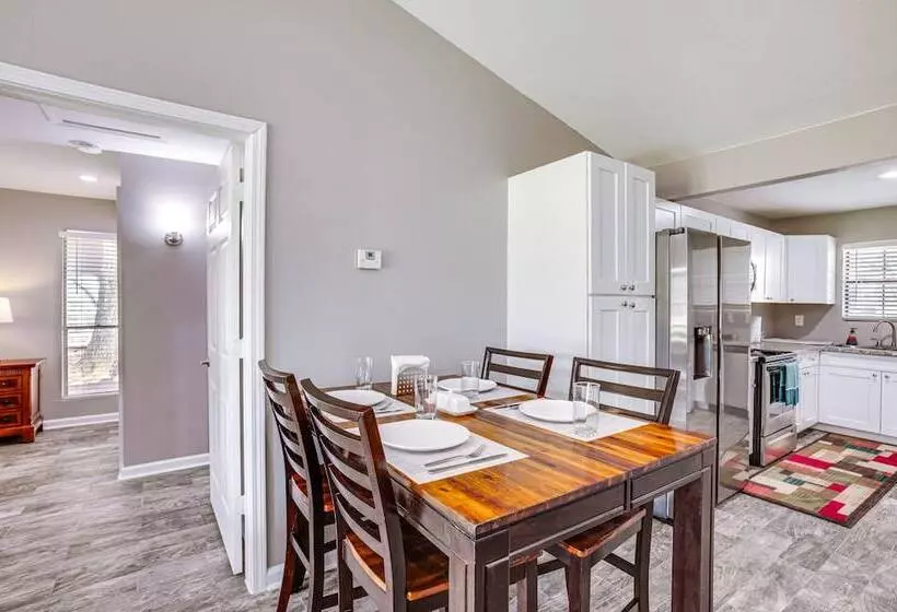 Quaint Montgomery Home < Half Mi To Lake Conroe!