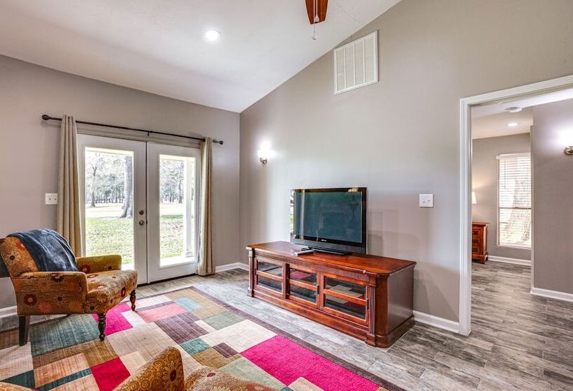 Quaint Montgomery Home < Half Mi To Lake Conroe!