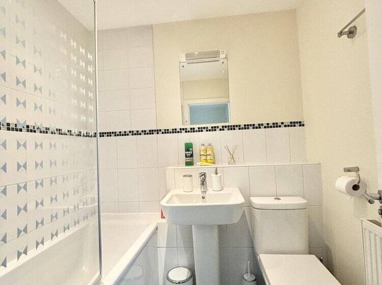 إقامة Remarkable 3 Bed House In Reading