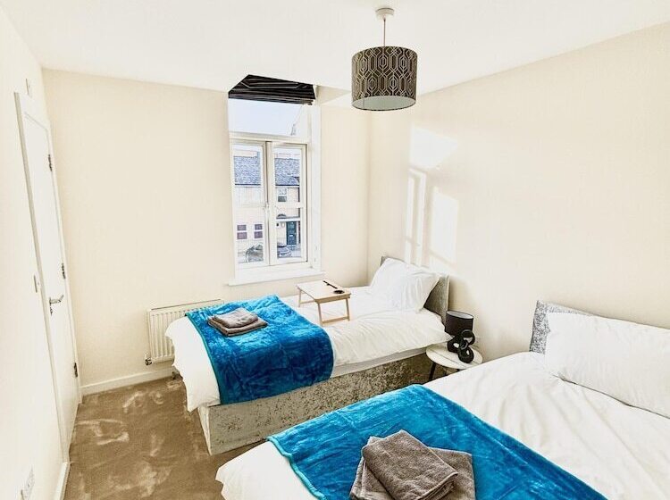 إقامة Remarkable 3 Bed House In Reading