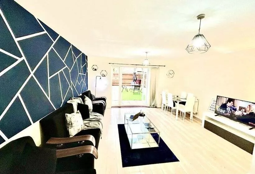 レジデンス Remarkable 3 Bed House In Reading