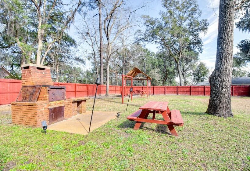 Beautiful Hinesville Retreat W/ Lanai & Pool!