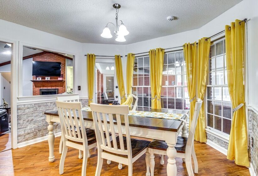 Beautiful Hinesville Retreat W/ Lanai & Pool!