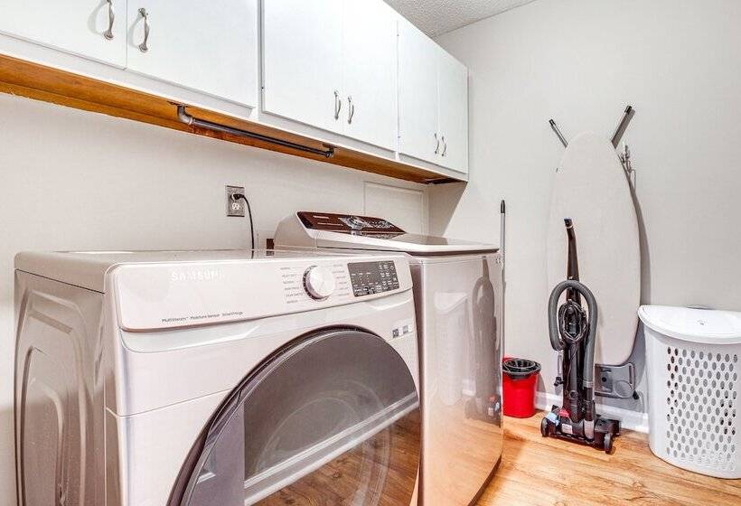 Beautiful Hinesville Retreat W/ Lanai & Pool!