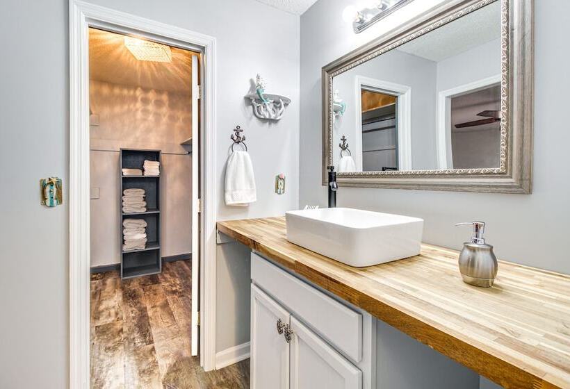 Beautiful Hinesville Retreat W/ Lanai & Pool!