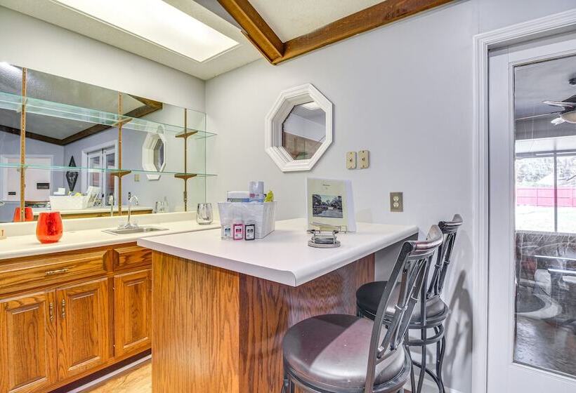 Beautiful Hinesville Retreat W/ Lanai & Pool!