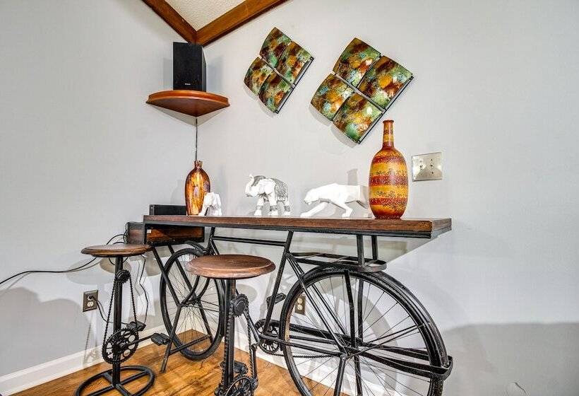 Beautiful Hinesville Retreat W/ Lanai & Pool!