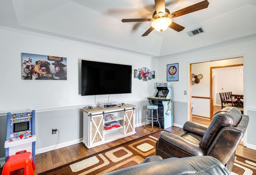 Beautiful Hinesville Retreat W/ Lanai & Pool!