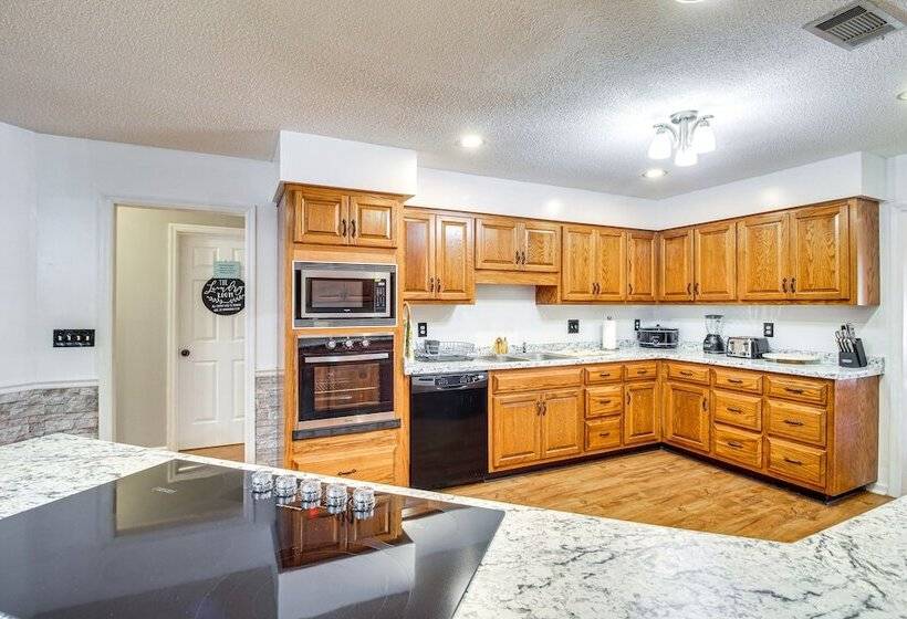 Beautiful Hinesville Retreat W/ Lanai & Pool!