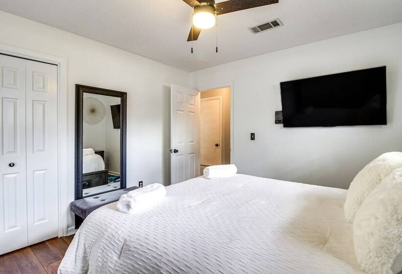 Beautiful Hinesville Retreat W/ Lanai & Pool!