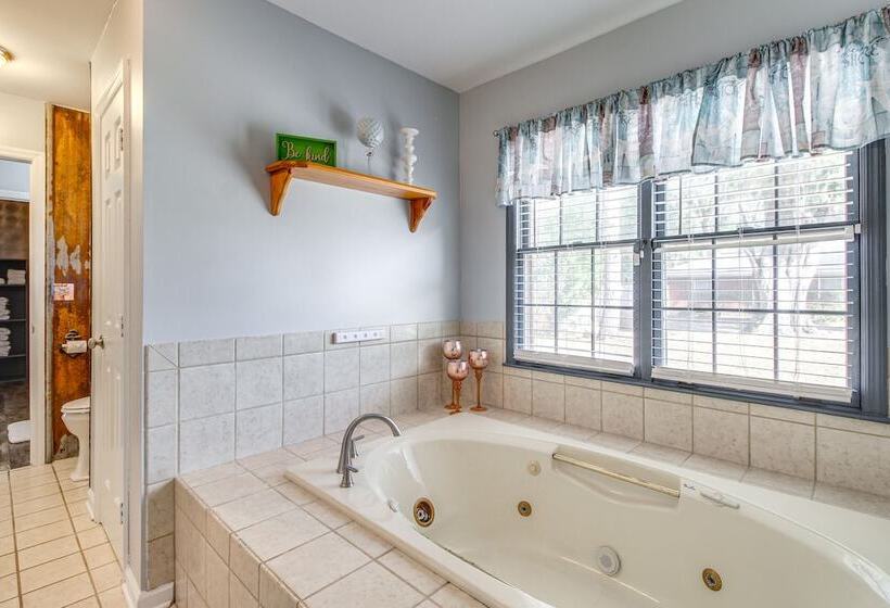 Beautiful Hinesville Retreat W/ Lanai & Pool!