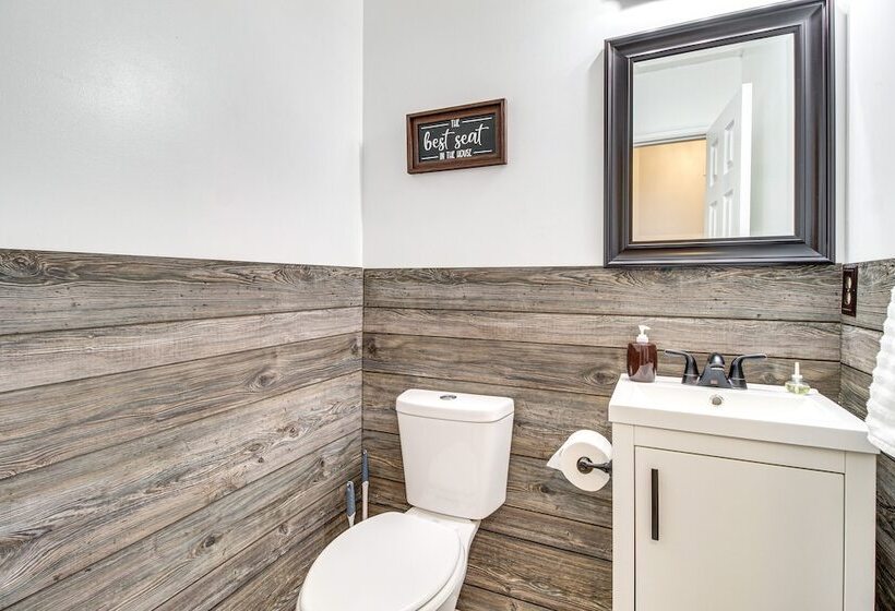 Beautiful Hinesville Retreat W/ Lanai & Pool!