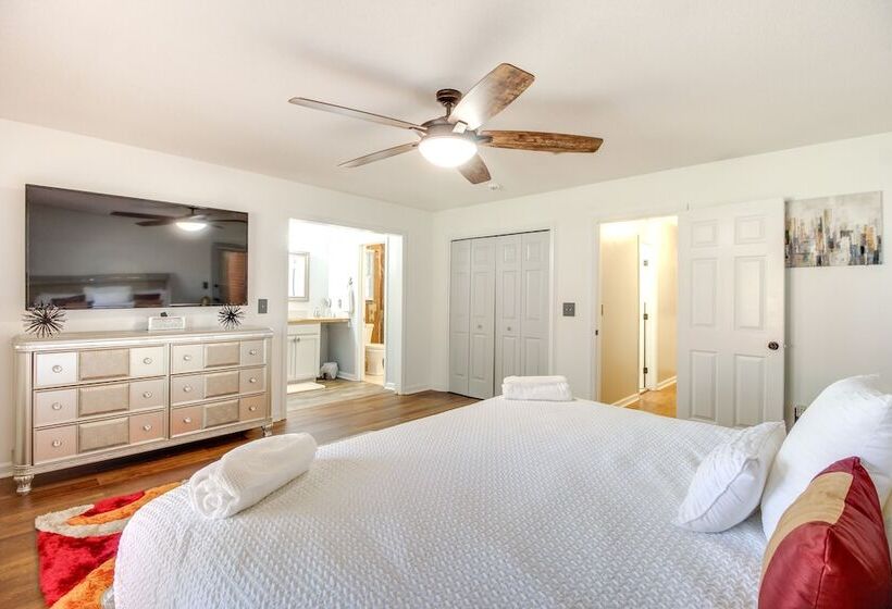 Beautiful Hinesville Retreat W/ Lanai & Pool!