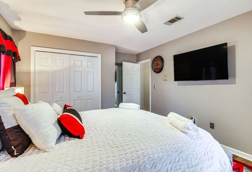 Beautiful Hinesville Retreat W/ Lanai & Pool!