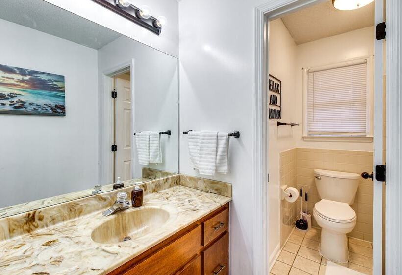 Beautiful Hinesville Retreat W/ Lanai & Pool!