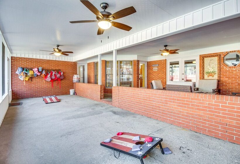 Beautiful Hinesville Retreat W/ Lanai & Pool!